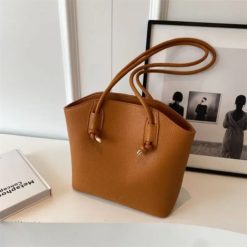 Новинка 2025 года нишевая сумка женская модная пригородная на одно плечо большая