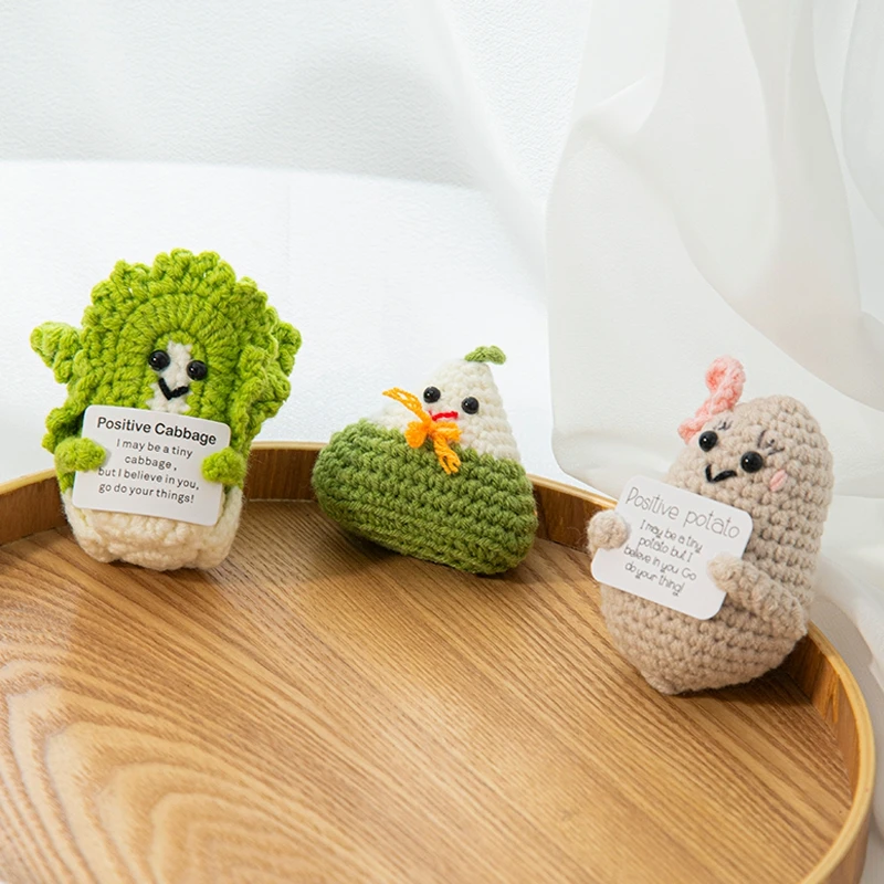 Положительная вязаная крючком энергетическая кукла с фруктами и овощами декор