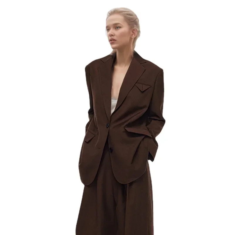 Рисунок 4 - Женский офисный блейзер с длинным рукавом и карманами