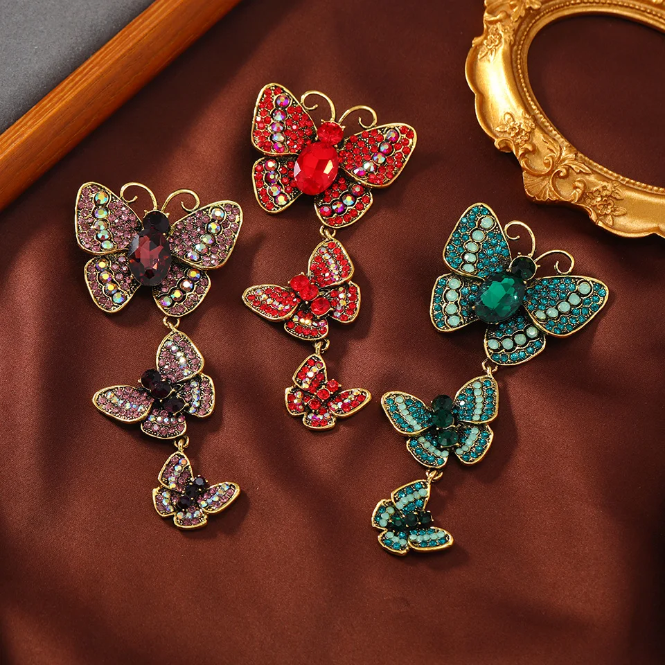 

Exquisite Women Classic Butterfly Crystal Brooches Pins Shiny Rhinestone Insect Lapel Pins Badges Party Banquet Accessories Gift