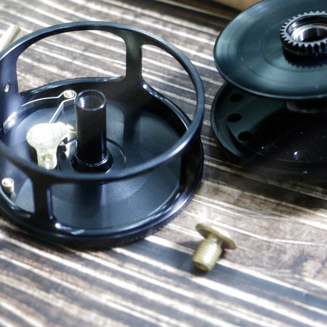 Классическое полностью механизированное цельное колесо для ловли нахлыстом