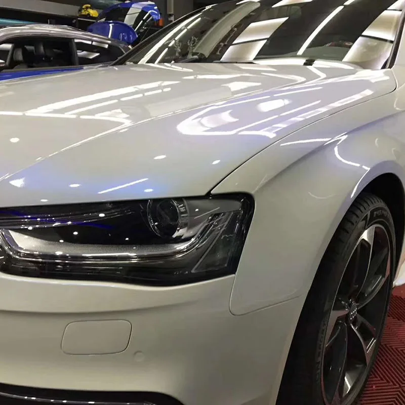 Белая фотография глянцевые от белого до синих мест покрывающие автомобили под