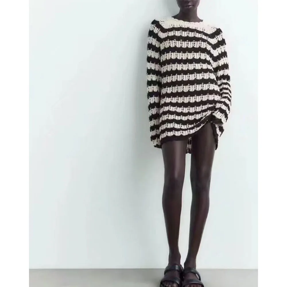 

2022 women's early autumn new striped pointed toe long-sleeved round neck knitted sweater Hollow black and white striped loose l