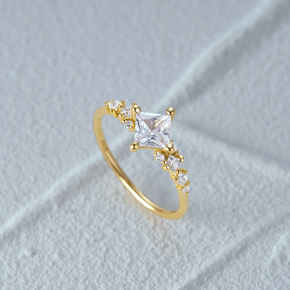 

Женское кольцо с инкрустацией фианитами, из серебра 7/8 пробы, 6/2023