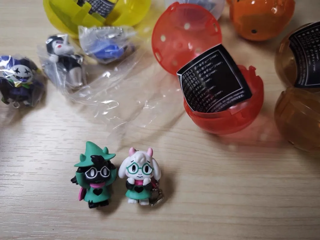 Фото Коллекционный брелок-фигурка Bandai Deltarune Gashapon: подвеска с персонажем игры для украшения сумки, для фанатов игр №2