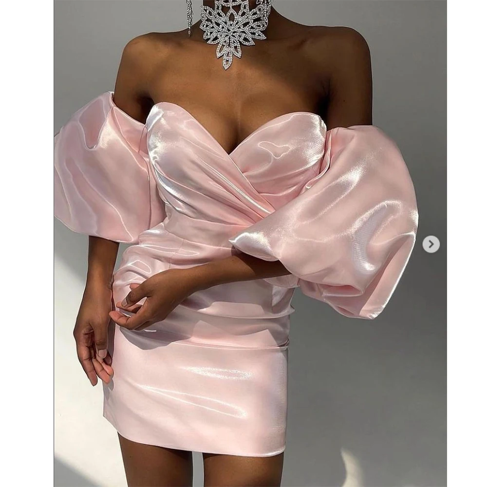 

Изысканное розовое атласное мини-платье с V-образным вырезом