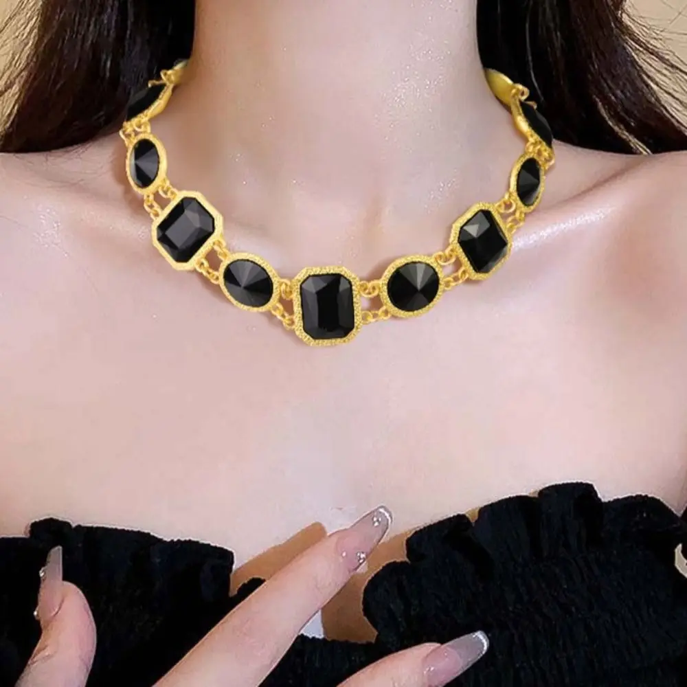 Комплект из колье и серёжек в винтажном стиле