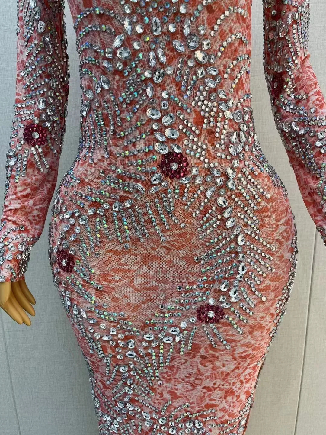 Женское вечернее платье со стразами Прозрачное стрейч розового и серебристого