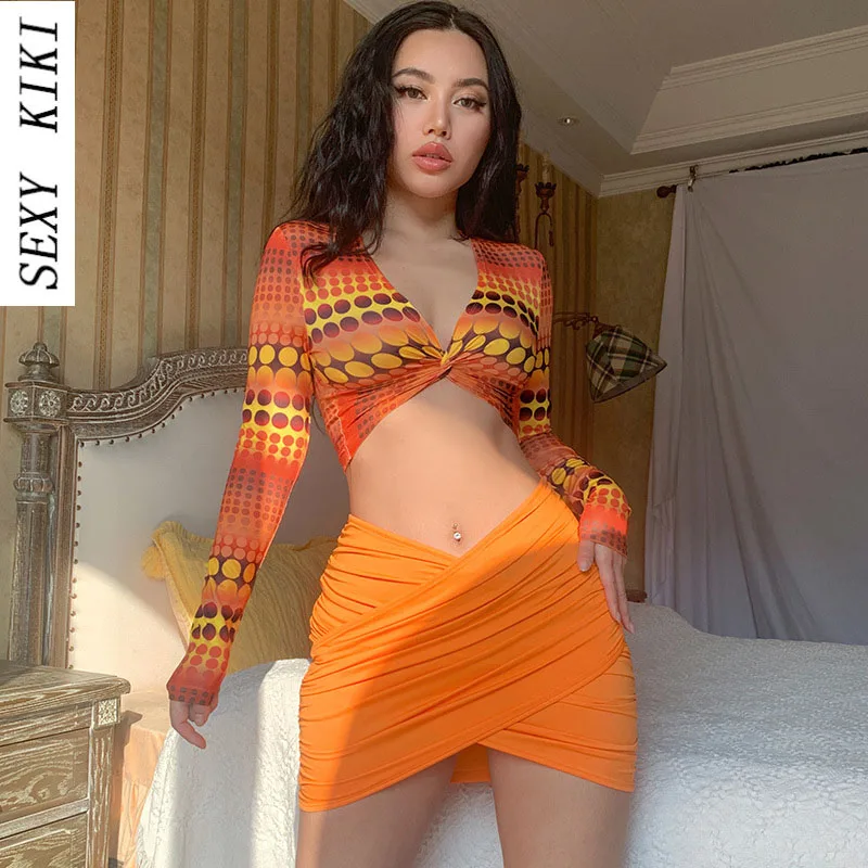 

2022 autumn polka dot print twisted V-neck ultra-short navel-length long-sleeved top high waist pleated skirt two-piece set