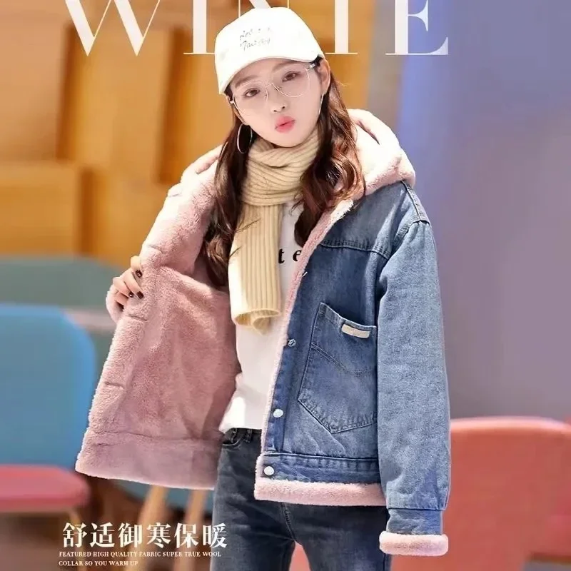 Теплая женская джинсовая куртка с капюшоном и бархатной подкладкой Новинка