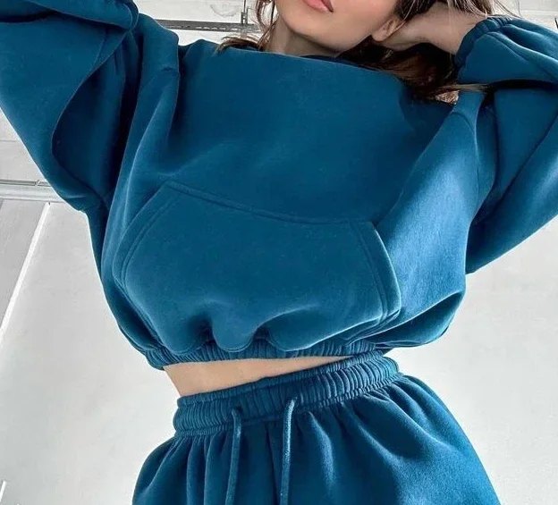 Спортивный комплект для отдыха с толстовкой длинными рукавами и брюками на