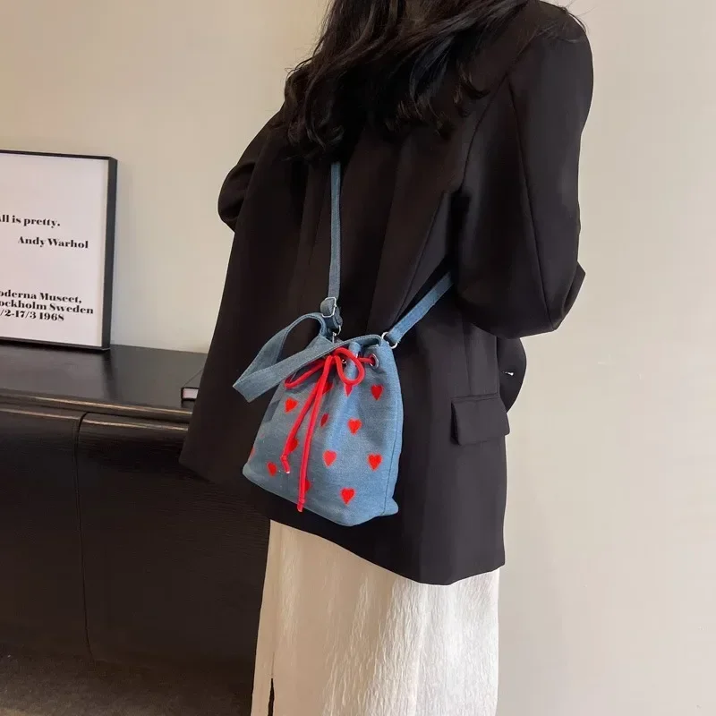 Женская сумка через плечо с вышивкой и завязкой