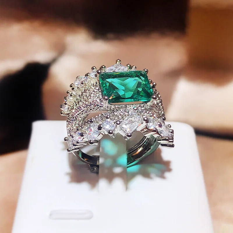 Женское прямоугольное кольцо из серебра 925 пробы с изумрудом