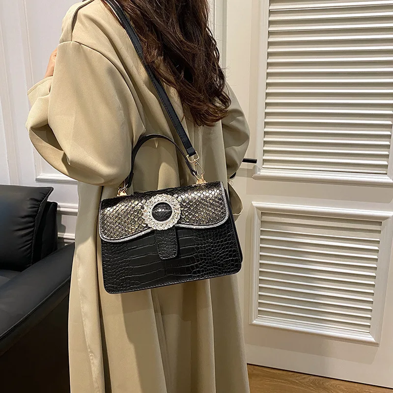 Женская сумка из змеиной кожи с узором под крокодила