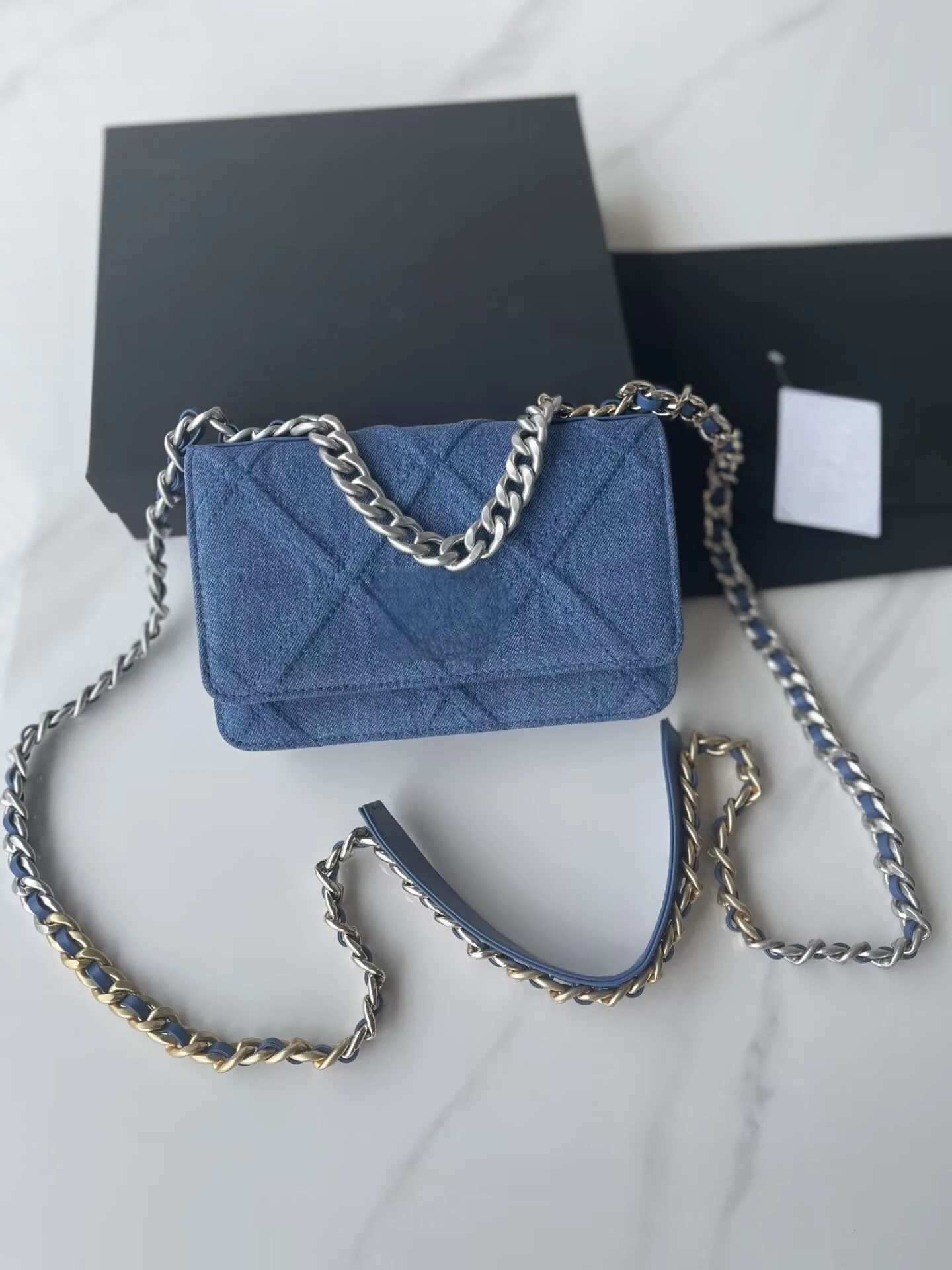 

2024 new beauty fashion brand handbags pleated cowhide chain bag new style gorgeous and temperamental cutting-edge denim