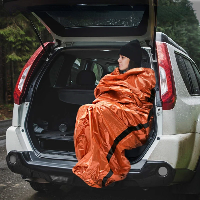 Спальный мешок и палатка оранжевого цвета с алюминиевой фольгой для первой