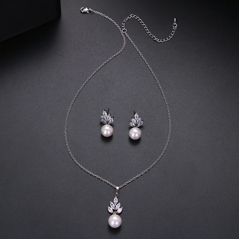 Комплект из колье и серёг с искусственным жемчугом |