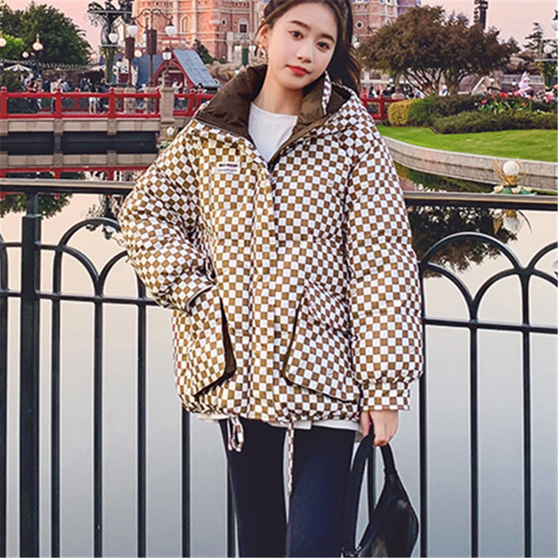 

Короткая зимняя стеганая куртка с капюшоном для женщин 2022 новый стиль утепленная Шахматная шахматная клетка сохраняющее тепло пальто тренд H116