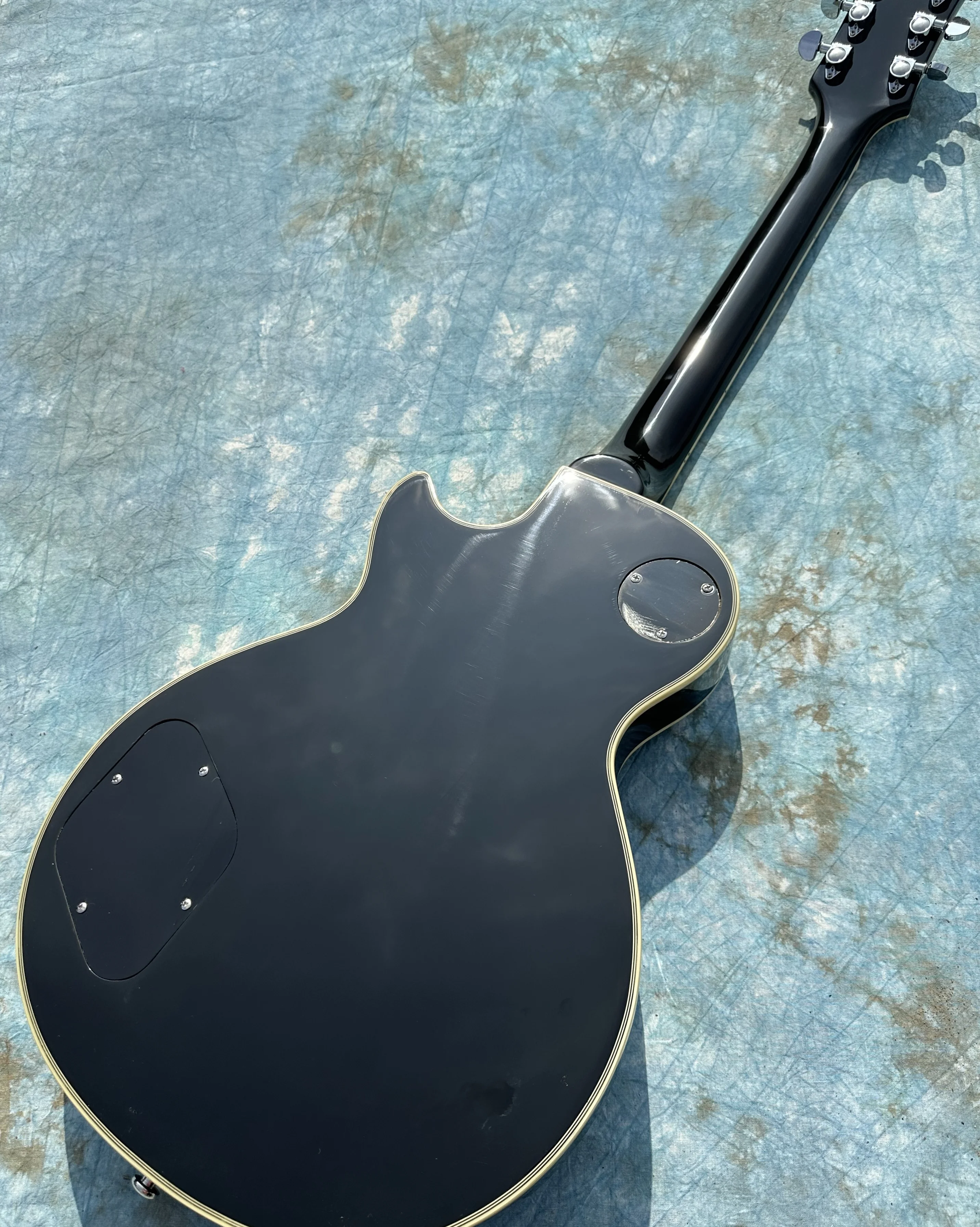 Customized electric guitar blackPeach blossom core wood body rose fingerboard， lightning package