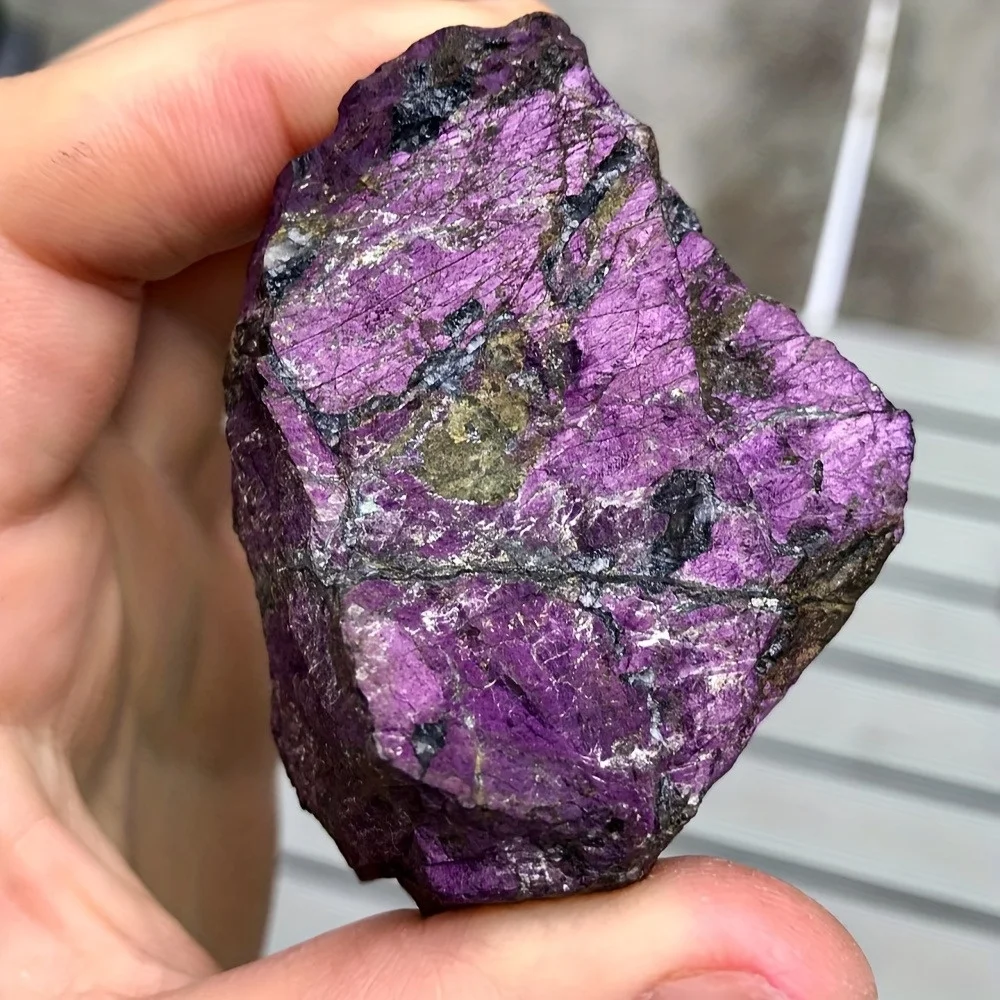 

Фиолетовый природный кристалл