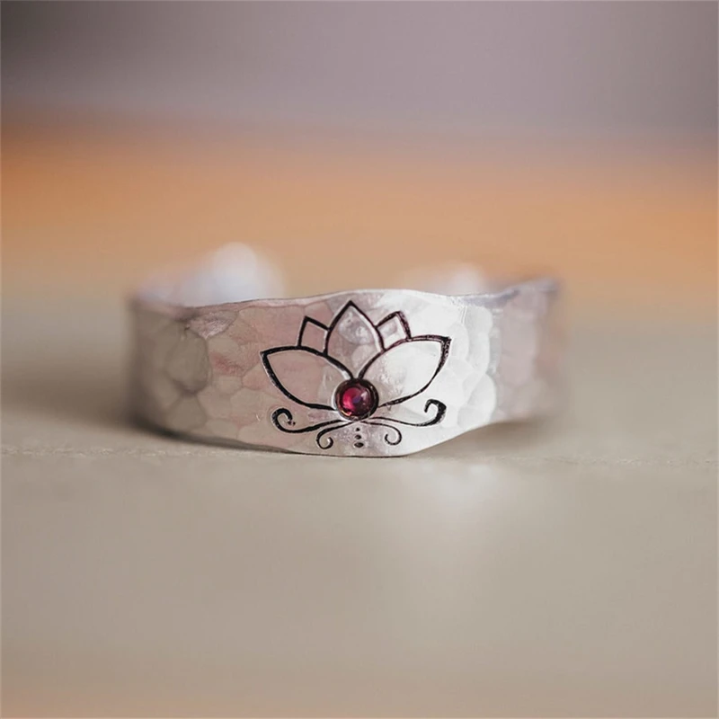 

Vintage Style Female Simple Fashion Inlaid Red Crystal Flower Print Ring Charm Women Silver Color Metal Ring Party Gift Jewelry