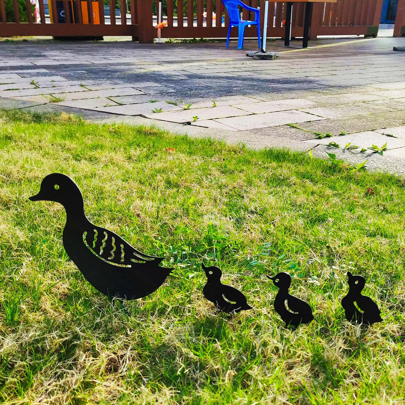 

4Pcs Garden Ornaments Acrylic Chicken Yard Art Garden Statues Backyard Lawn Stakes Plastic Hen Yard Outdoor Garden Decor