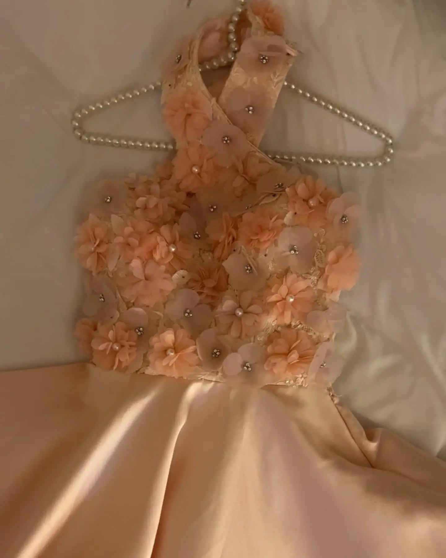 Женское атласное платье с лямкой на шее ТРАПЕЦИЕВИДНОЕ для выпускного вечера