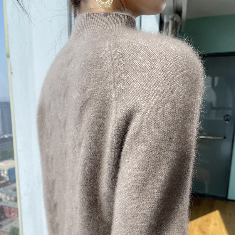 Женский свитер с полувысоким воротом