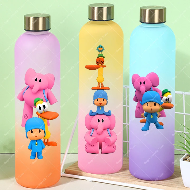 Фото Детская пластиковая бутылка для воды 900 мл с мультяшным дизайном Pocoyo, милый контейнер для сока, портативная чашка для холодных напитков для мальчиков и девочек, подарки 2026 №1