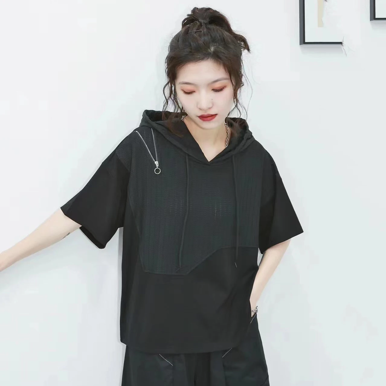 

Футболка с капюшоном и воротником-капюшоном, в стиле пэчворк