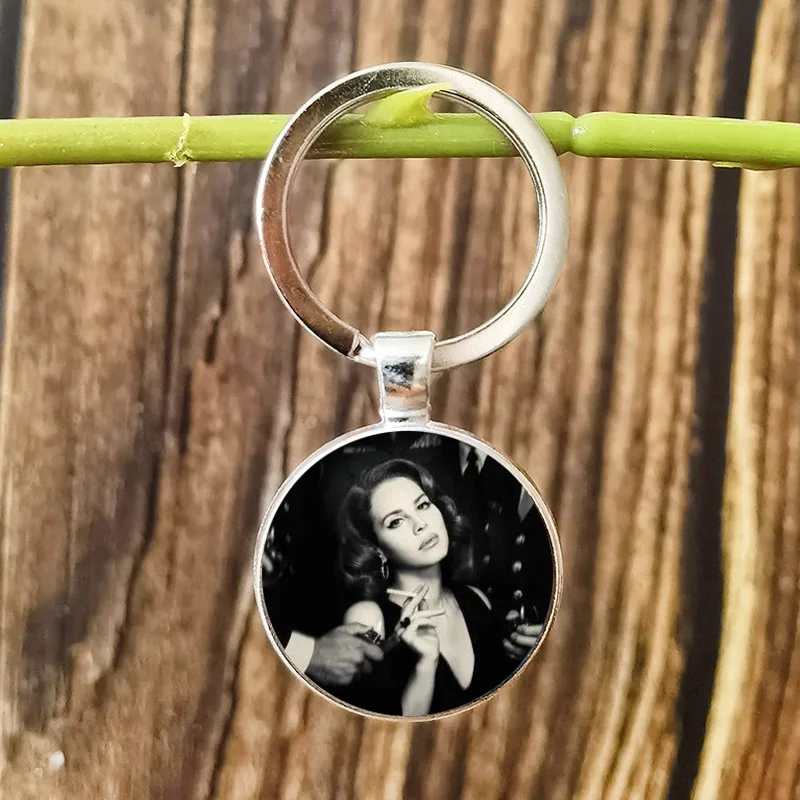 Лана Дель Сингер Постер Брелок с Стеклянной Кабошонной Стразой и Подвеской из Сплава для Мужчин, Женщин, Сумки, Брелоков, Подарочных Поклонников.