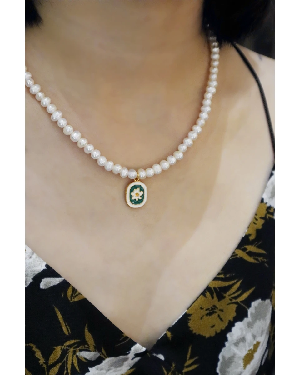 

Timeless Wonder Fancy Natural Pearl Enamel Floral Charm Necklace for Women Designer Jewelry Fashion Korean Trendy Gift Top 3234