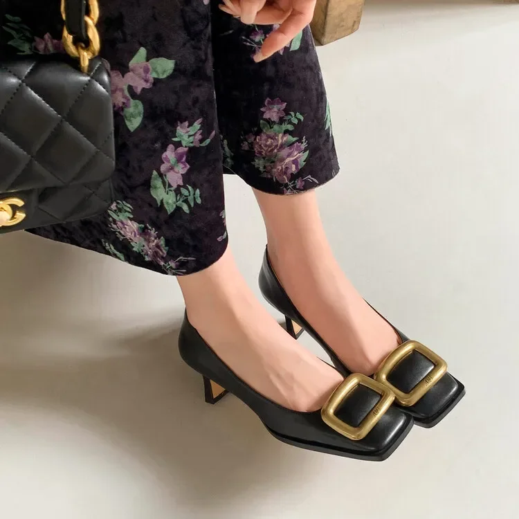 Брендовый дизайн туфли с металлической квадратной пряжкой и легким горлышком