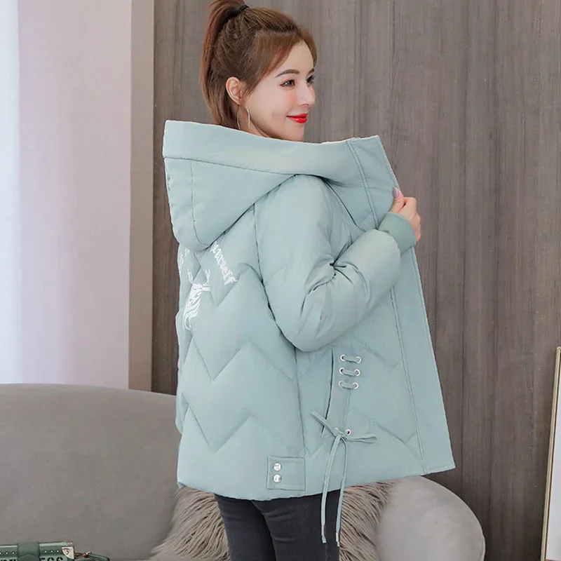 Женская короткая куртка на хлопковом наполнителе с капюшоном