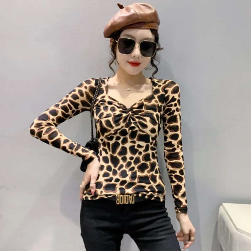 Женская футболка с V-образным вырезом черная синяя леопардовая