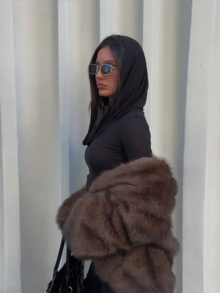 Женское пушистое пальто с лацканами шоколадного цвета из искусственного меха