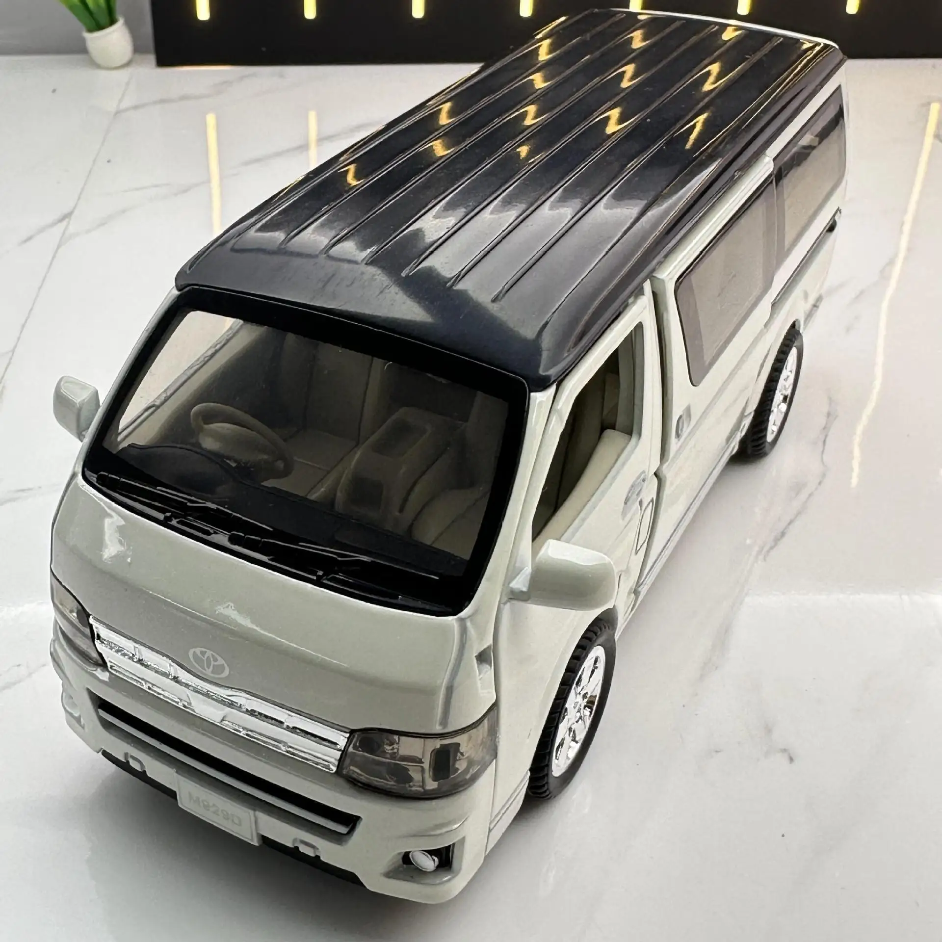 Модель автомобиля Toyota Hiace в деловом стиле 1:32 украшение со звуком и оформлением