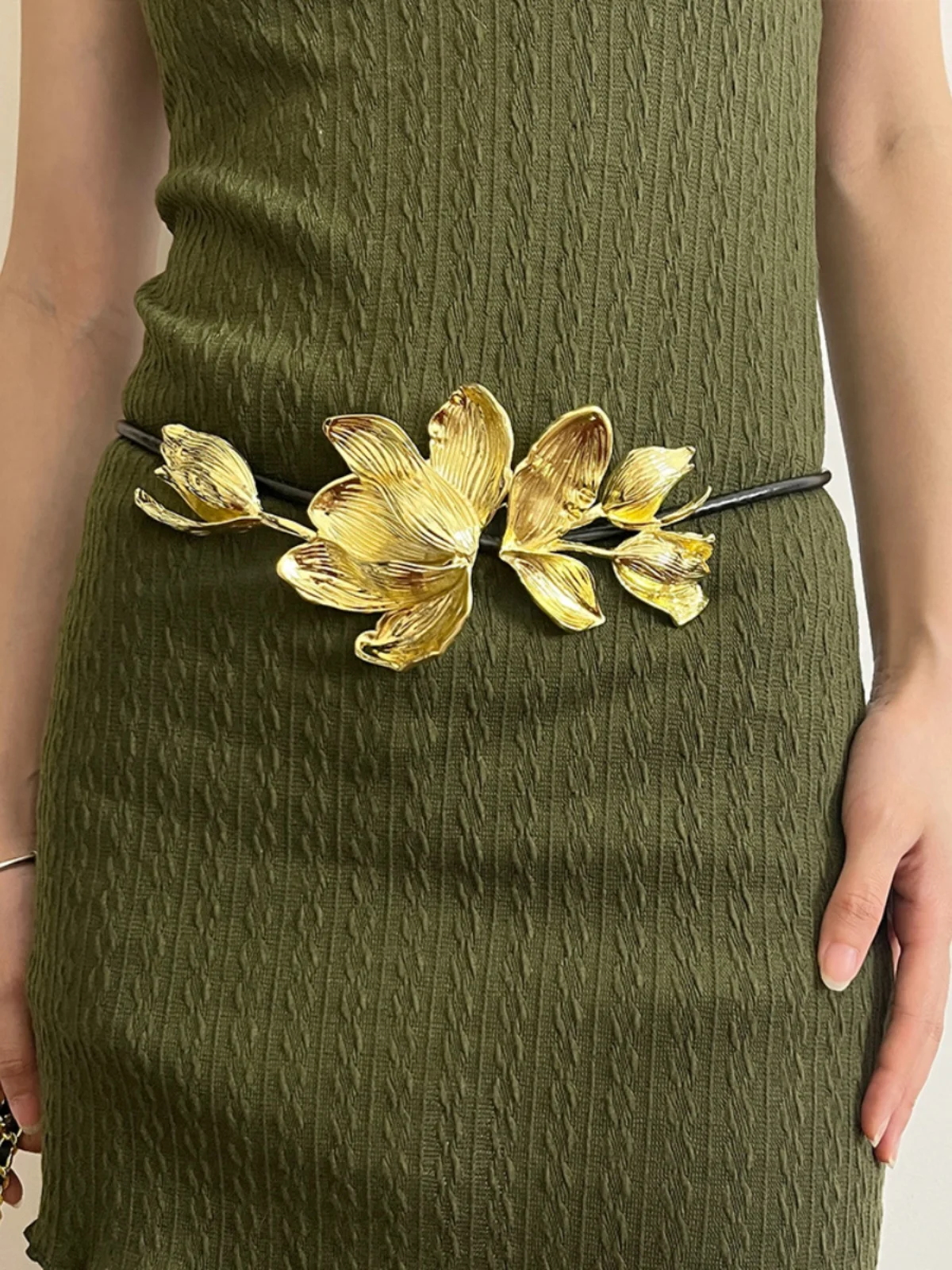 Винтажный пояс в стиле Chanel с золотым цветком тюльпана и черным кожаным шнуром