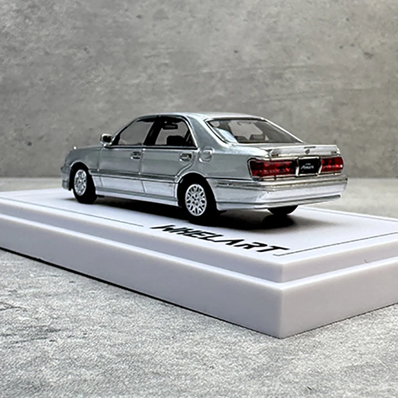 Фото Коллекционная модель автомобиля WHELART 1:64 для Crown 11-го поколения Athlete из сплава. №3