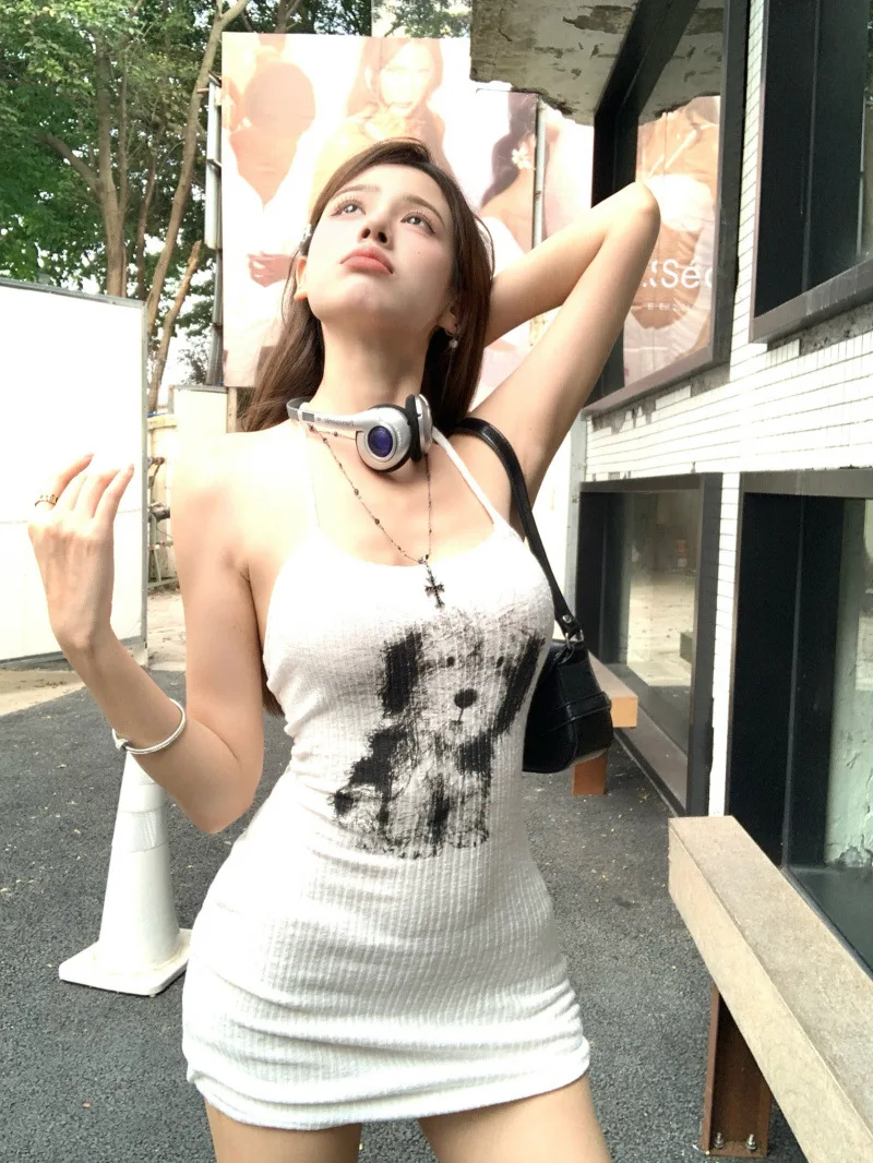 Женская короткая юбка средней длины с лямкой на шее