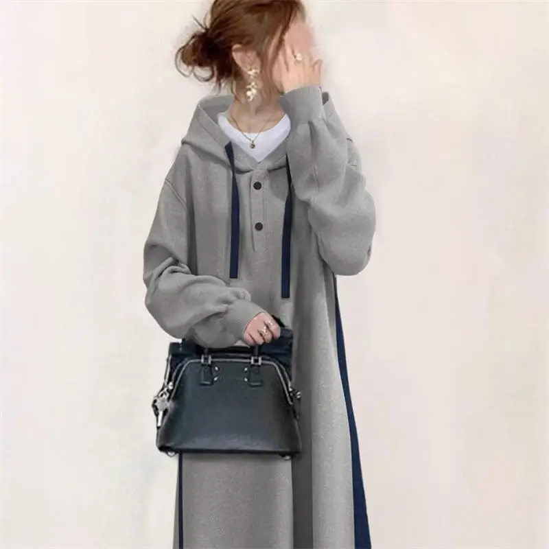 Женское длинное платье-свитшот с капюшоном и длинным рукавом