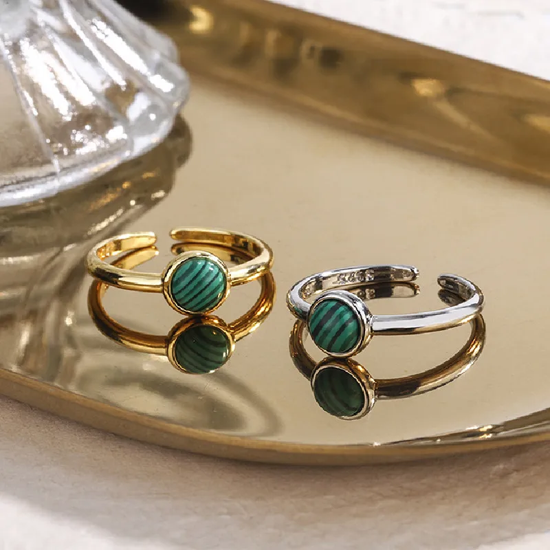 Женское кольцо из серебра 925 пробы с малахатным камнем