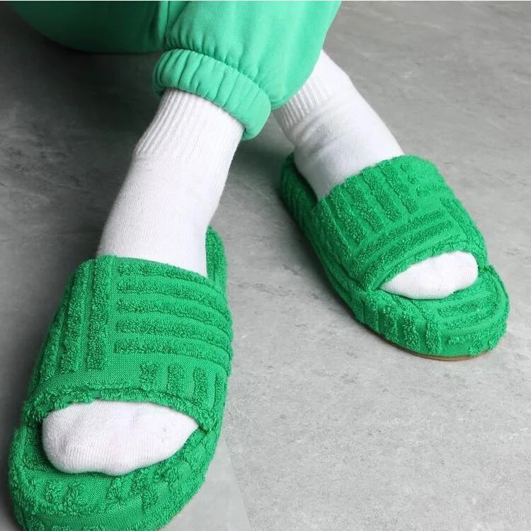 

2022 Hot Women New Luxury One-word Thick-soled Warm Furry Women's Shoes Embossed Cotton Drag Outdoor All-match Casual Slippers