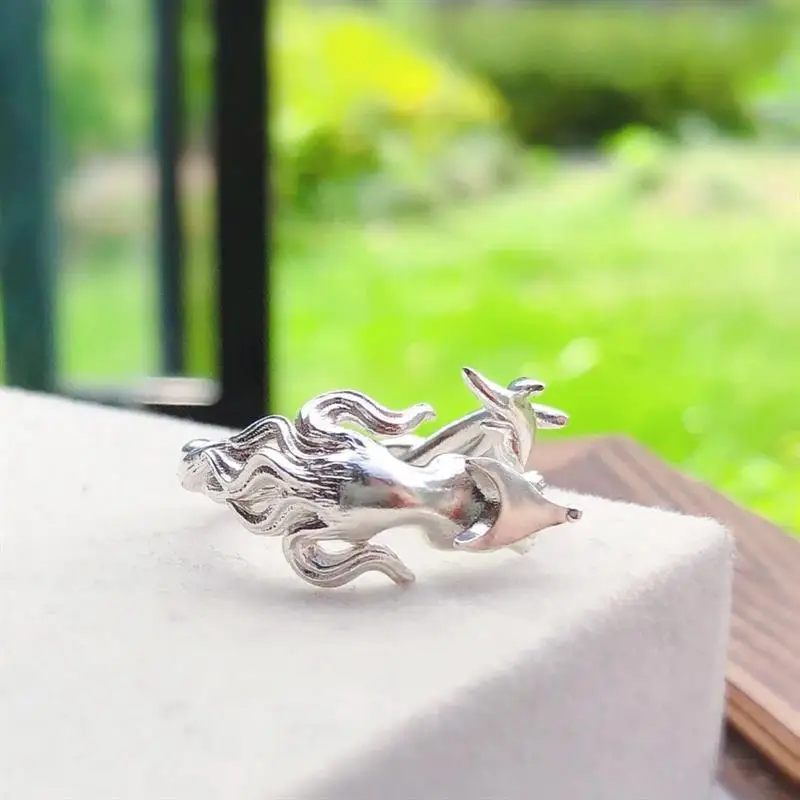 Маленькая лисица с хвостом лазунно растягивается как облако уникальное