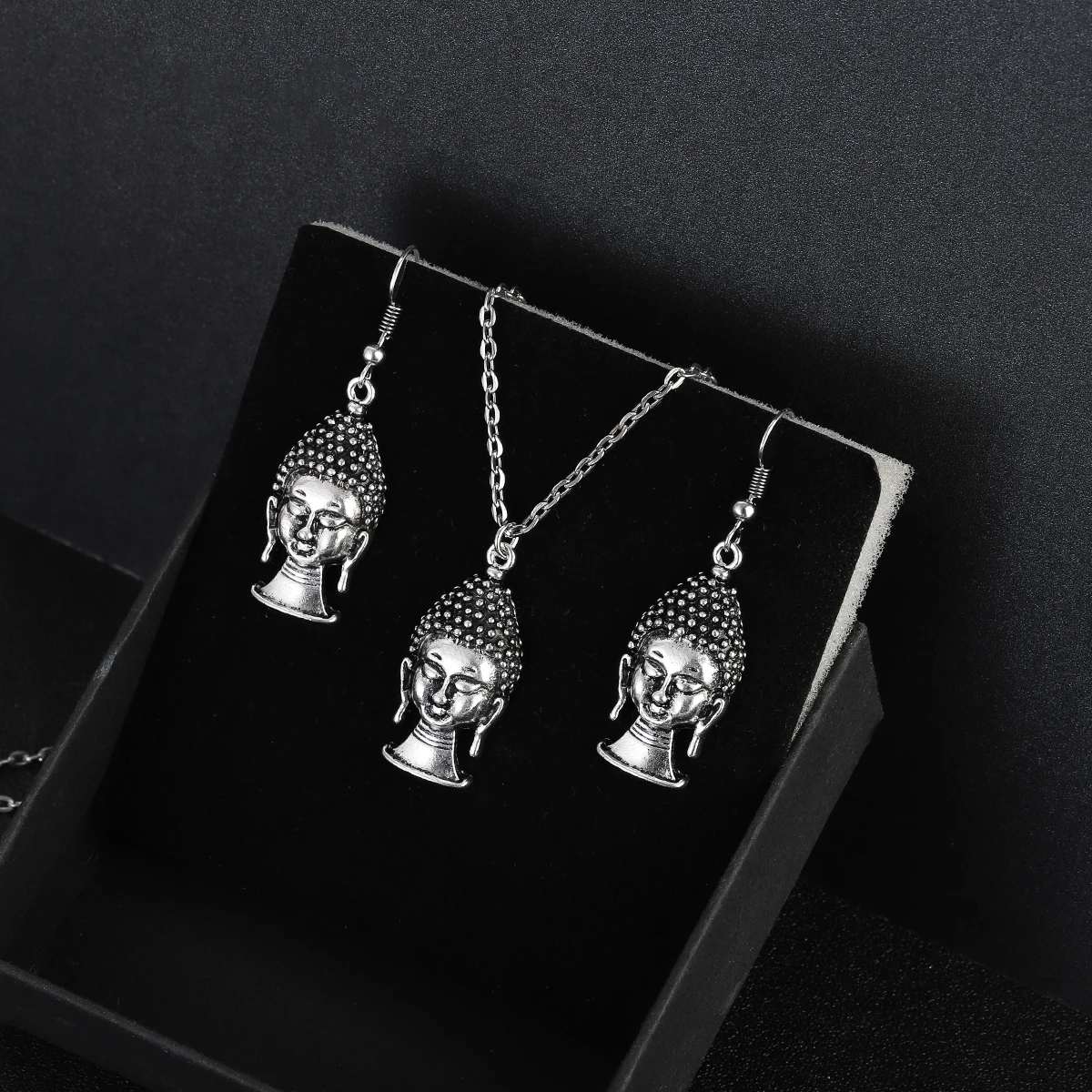 Комплект из колье и подвески в этническом стиле