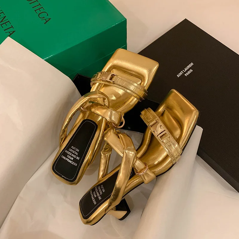 

Женские босоножки с перекрестной шнуровкой, сандалии на каблуке-шпильке и квадратном каблуке с золотой цепочкой, с металлическим ремешком, ...