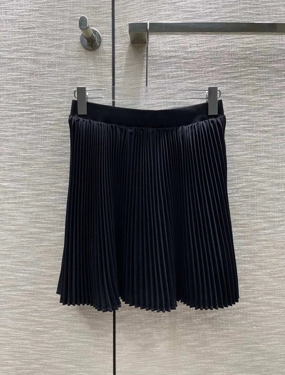 

Solid color press pleated half skirt vintage yet stylish miniskirt with huge upper body showing leg length