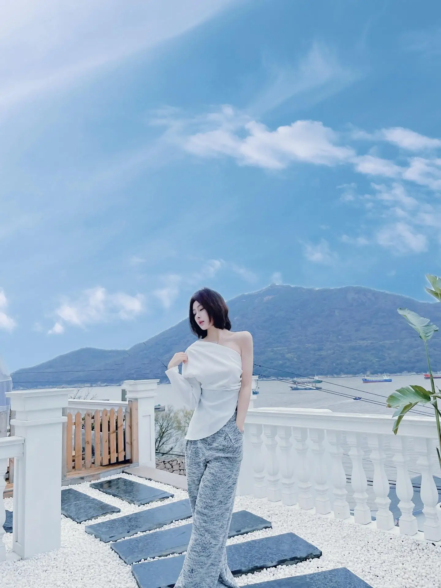 Женская рубашка на одно плечо приталенная белая с открытым плечом