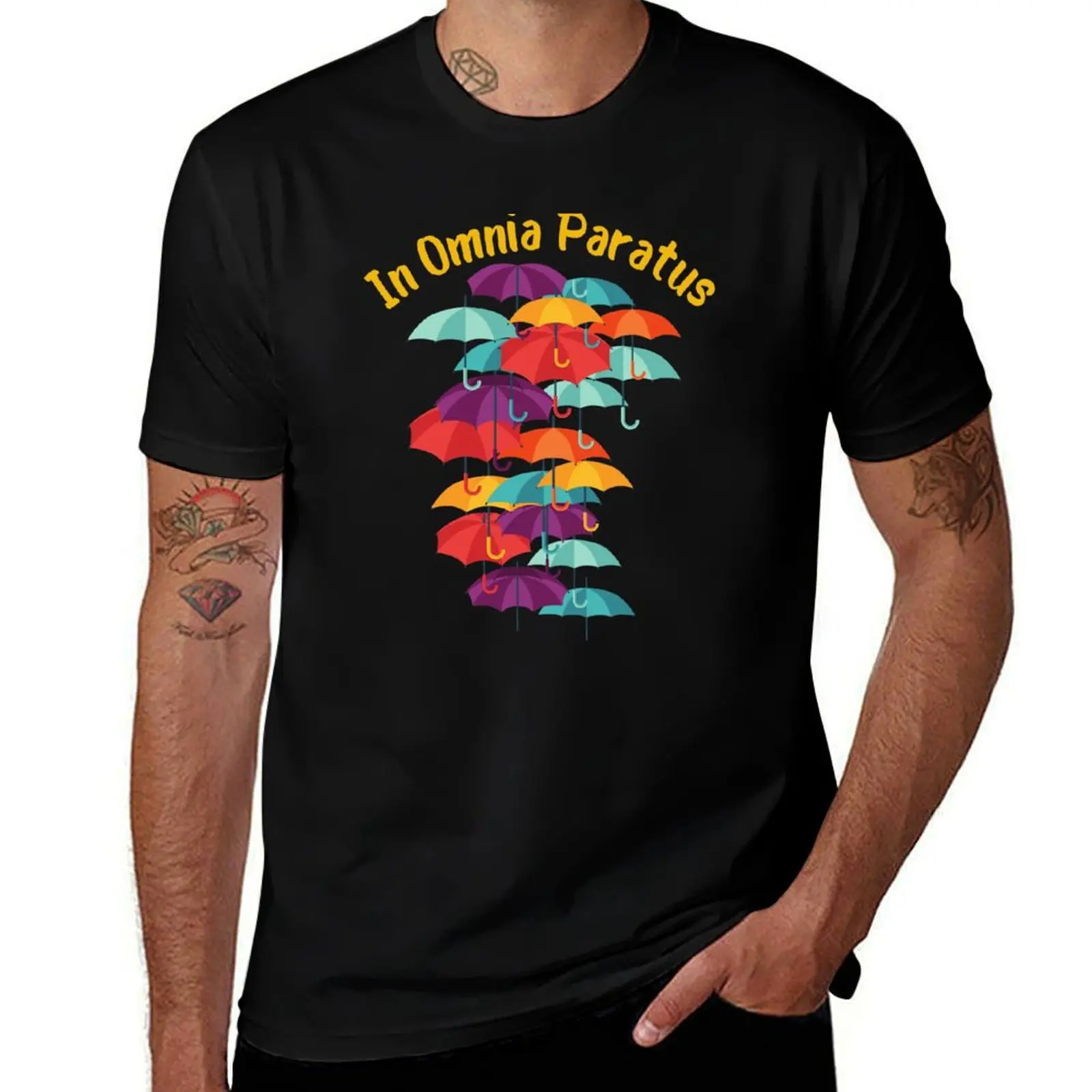 Фото In Omnia Paratus - Модный принт на футболке с изображением зонта для мужчин №1
