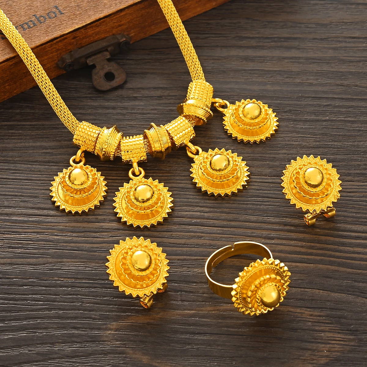 Комплект из колье и серёг под золото 24 к